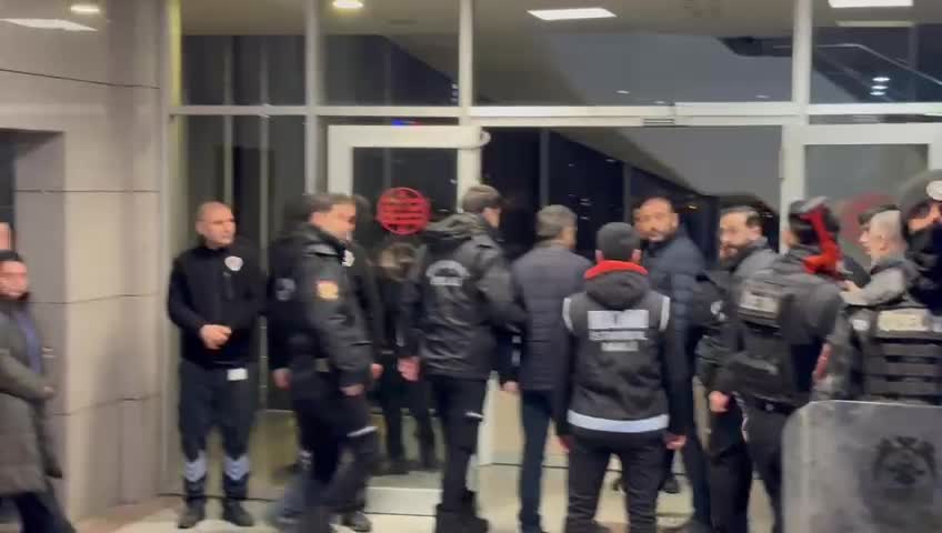 Beşiktaş Belediye Başkanı Rıza Akpolat tutuklandı. CHP'den 